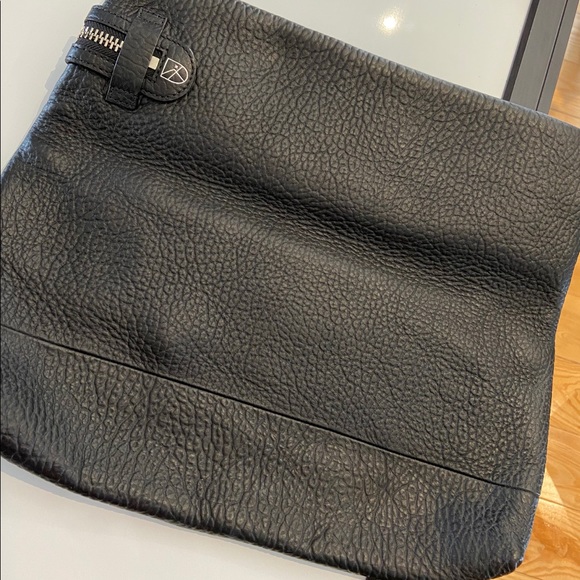 Aritzia Six Eleven Huggable Clutch - Picture 4 of 5